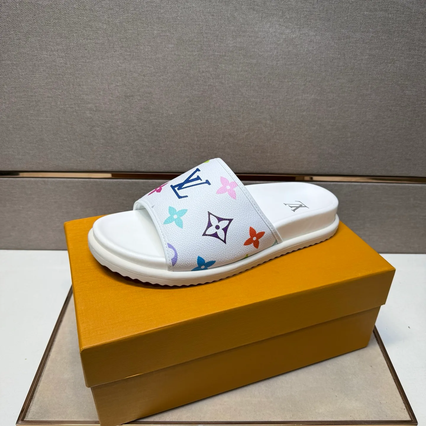 ⬛️Men's shoes 💰p320 [LV～] Men's casual slippers 2025z cabinet sales simultaneously 🔶Size: 38-44 #️⃣ 🔷2 colors🔜The upper is made of multi-material splicing➕Genuine leather lining, comfortable and breathable, sole: original comfortable and wear-resistant outsole, ⚠️Real shot📱Photographed🎬The real thing is better📢📢📢